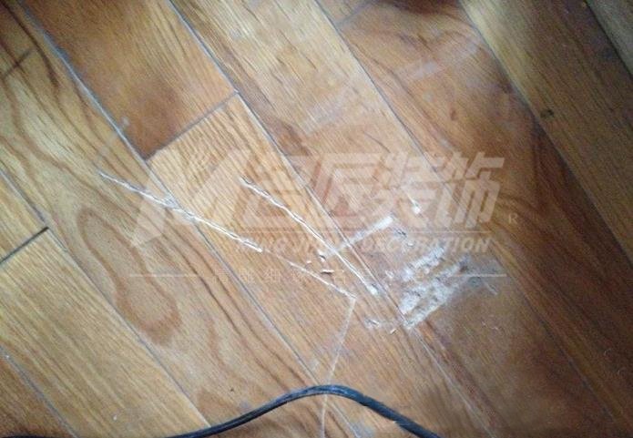 木地板铺好后没有及时保护，怎样避免被施工人员踩脏、划伤呢？